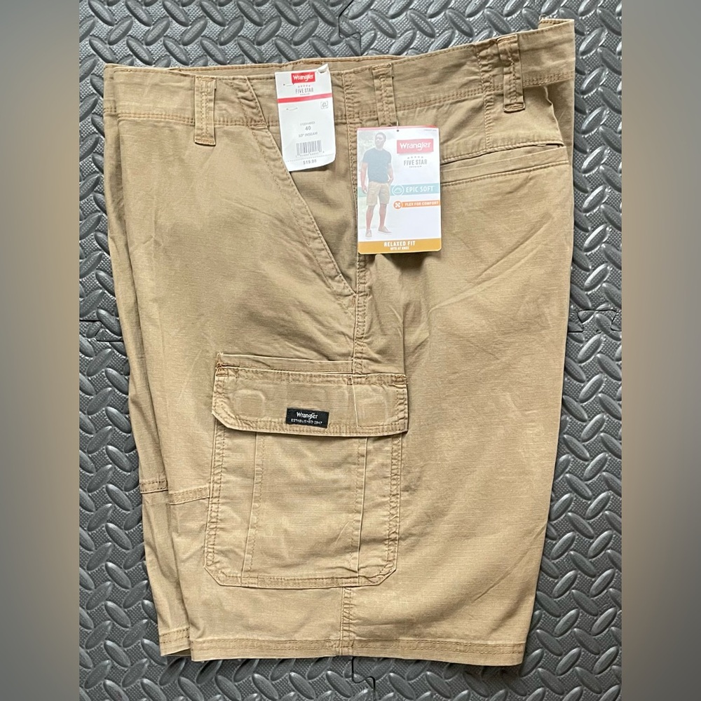 NWT Wrangler Men’s Cargo Shorts Size 40 Kangaroo Ripstop